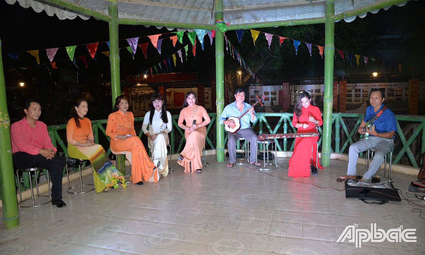  Thời gian qua, Sở Văn hóa, Thể thao và Du lịch chỉ đạo tổ chức nhiều hoạt động quảng bá nghệ thuật đờn ca tài tử, góp phần gìn giữ bản sắc  văn hóa dân tộc. 													       Ảnh: HOÀI THU