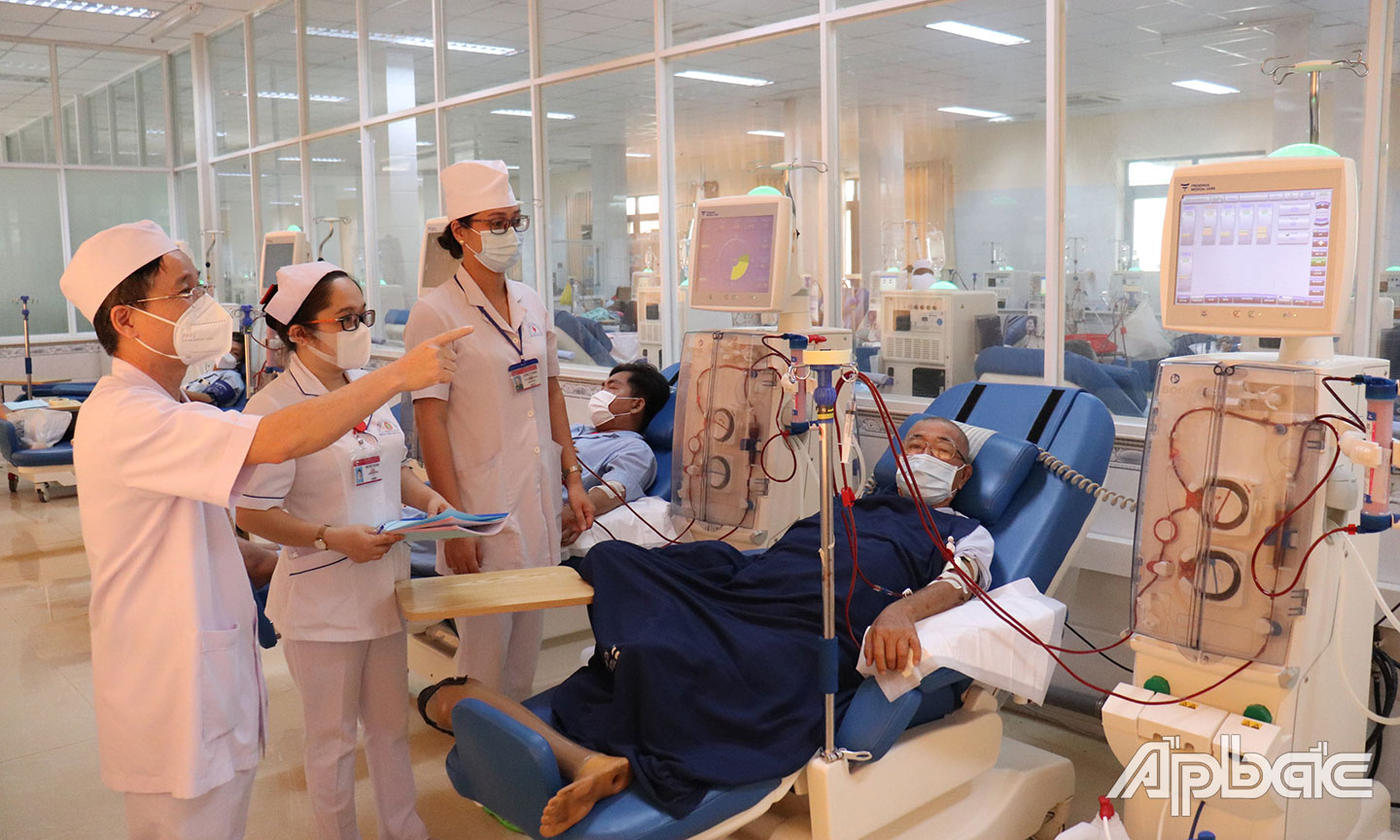 Các y, bác sĩ Bệnh viện Quân y 120 đang thăm khám, điều trị cho bệnh nhân.