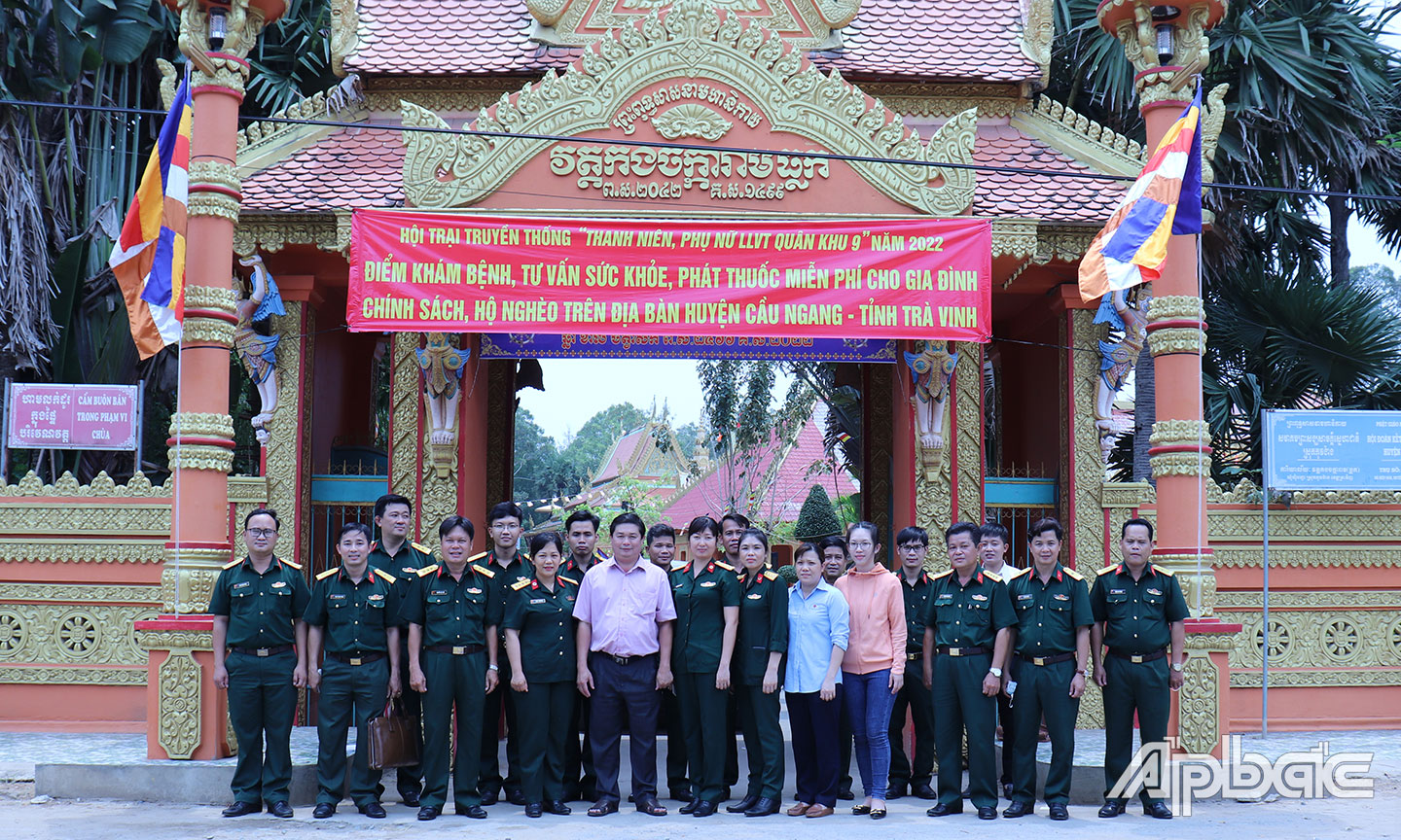 Ảnh 5: Đoàn khám bệnh, tư vấn sức khỏe, phát thuốc miễn phí của Bệnh viện Quân y 120 cho gia đình chính sách và hộ nghèo tại tỉnh Trà Vinh.