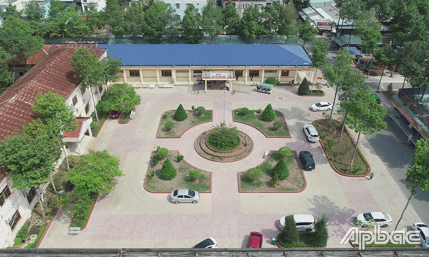 Ảnh 7: Khuôn viên bệnh viện thoáng mát sạch sẽ (ảnh chụp Khoa Cấp cứu ban đầu từ trên cao).