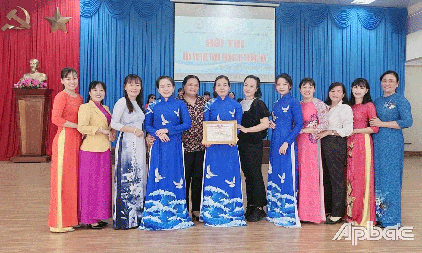 Trao giải Nhất cho Hội LHPN xã Lương Hòa Lạc.