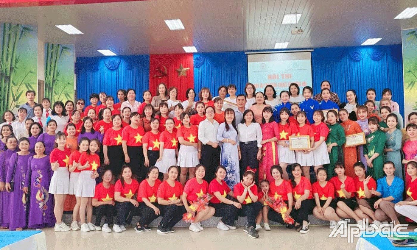 Đại biểu, Ban Tổ chức và các đội chụp ảnh lưu niệm.