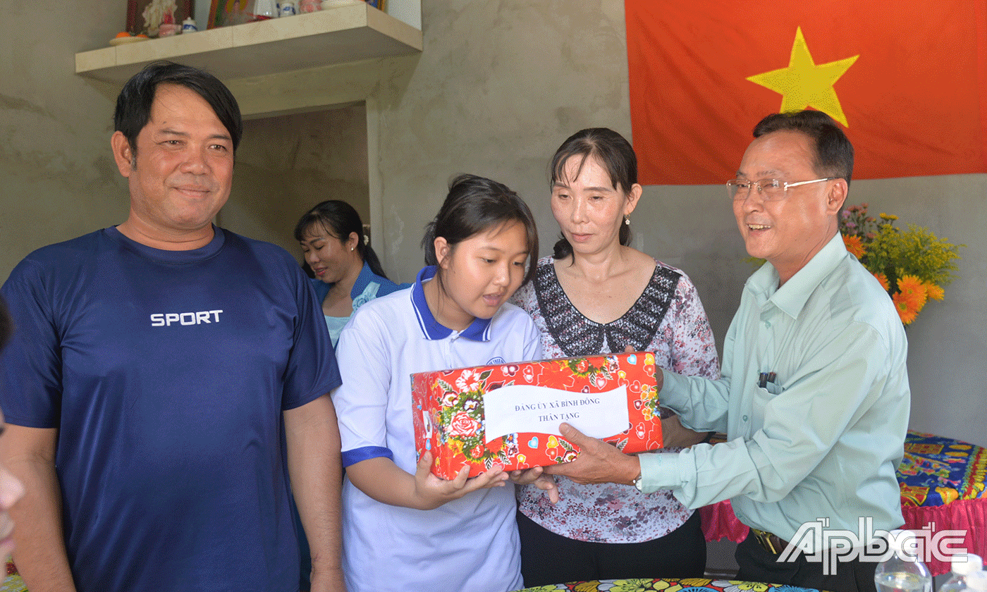 Chính quyền địa phương trao quà cho gia đình.