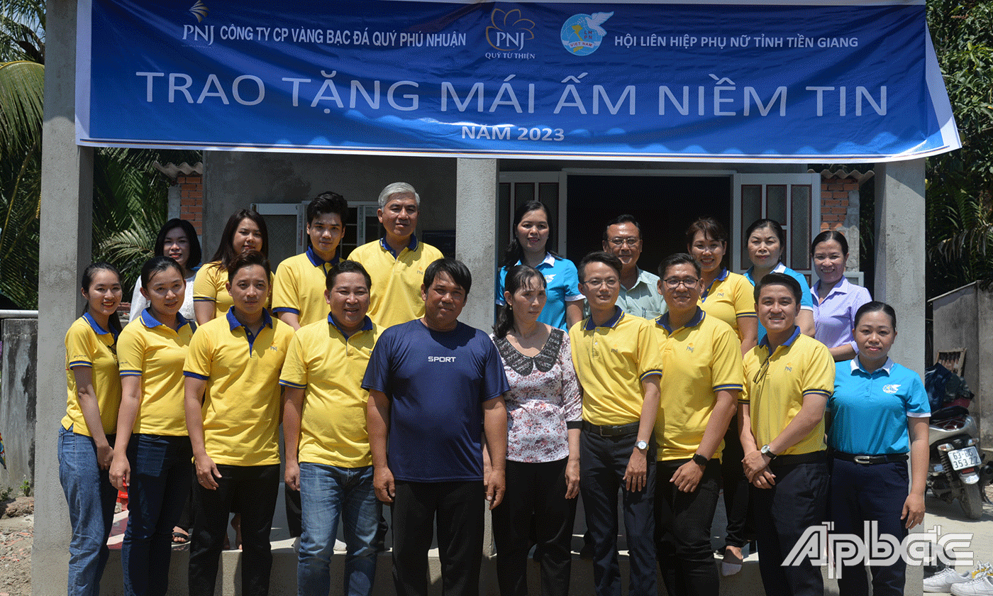 Bàn giao mái ấm niềm tin cho gia đình chị Trân.