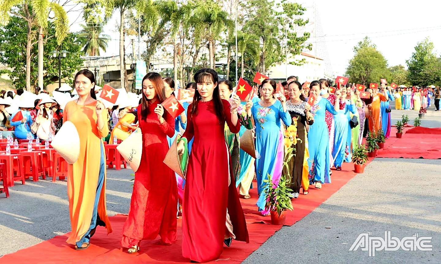 Đông đảo cán bộ, hội viên, phụ nữ, nữ thanh niên tham gia Lễ diễu hành hưởng ứng “Tuần lễ áo dài Việt Nam” năm 2023 tại huyện Chợ Gạo.