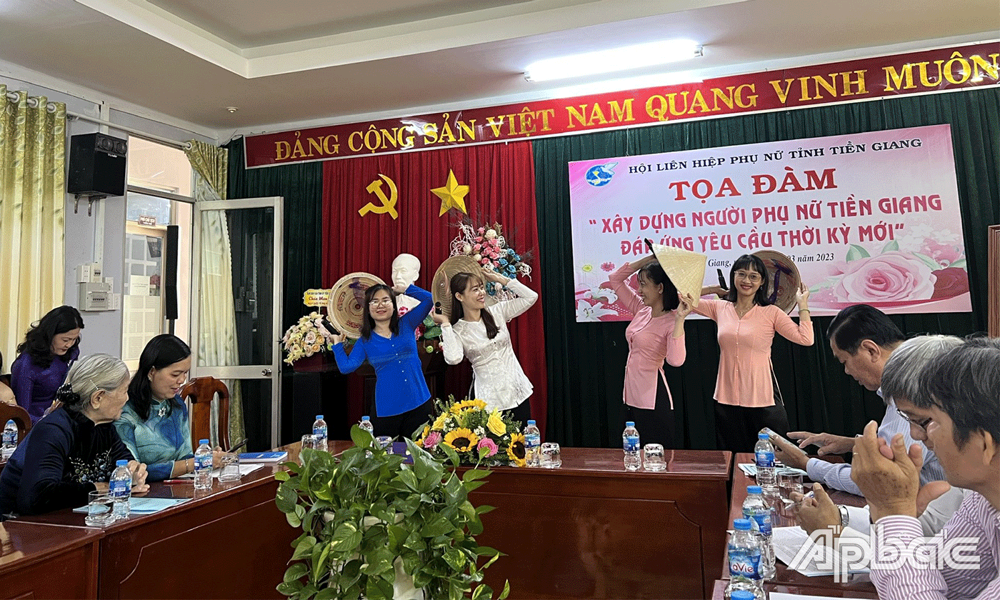 Văn nghệ tại buổi Tọa đàm.