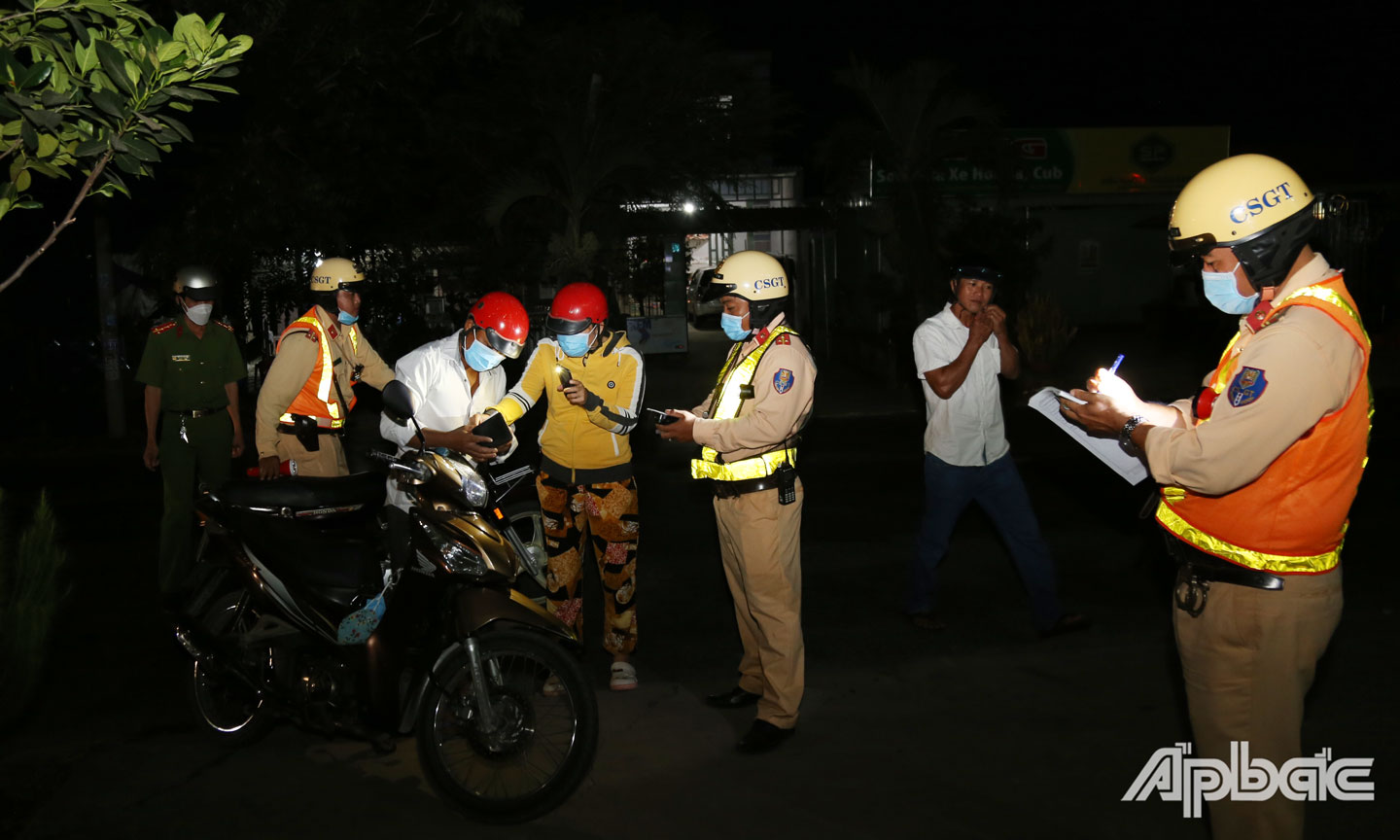 Lực lượng CSGT huyện Chợ Gạo mở cao điểm tuần tra xử lý vi phạm nồng độ cồn.
