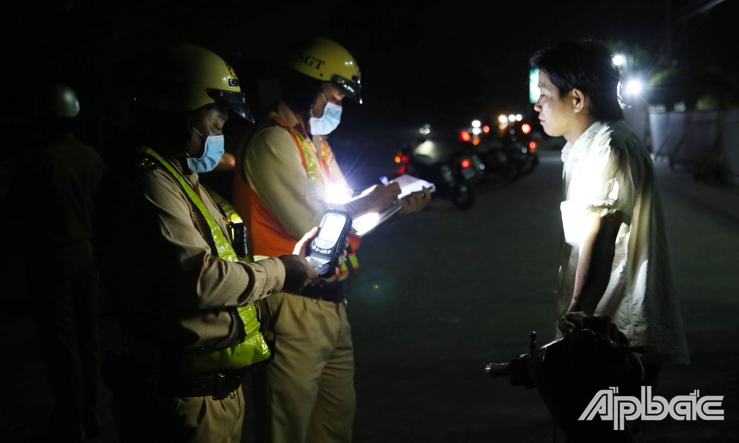 Xử lý 1 trường hợp vi phạm rất nhiều lỗi, trong đó có nồng độ cồn.