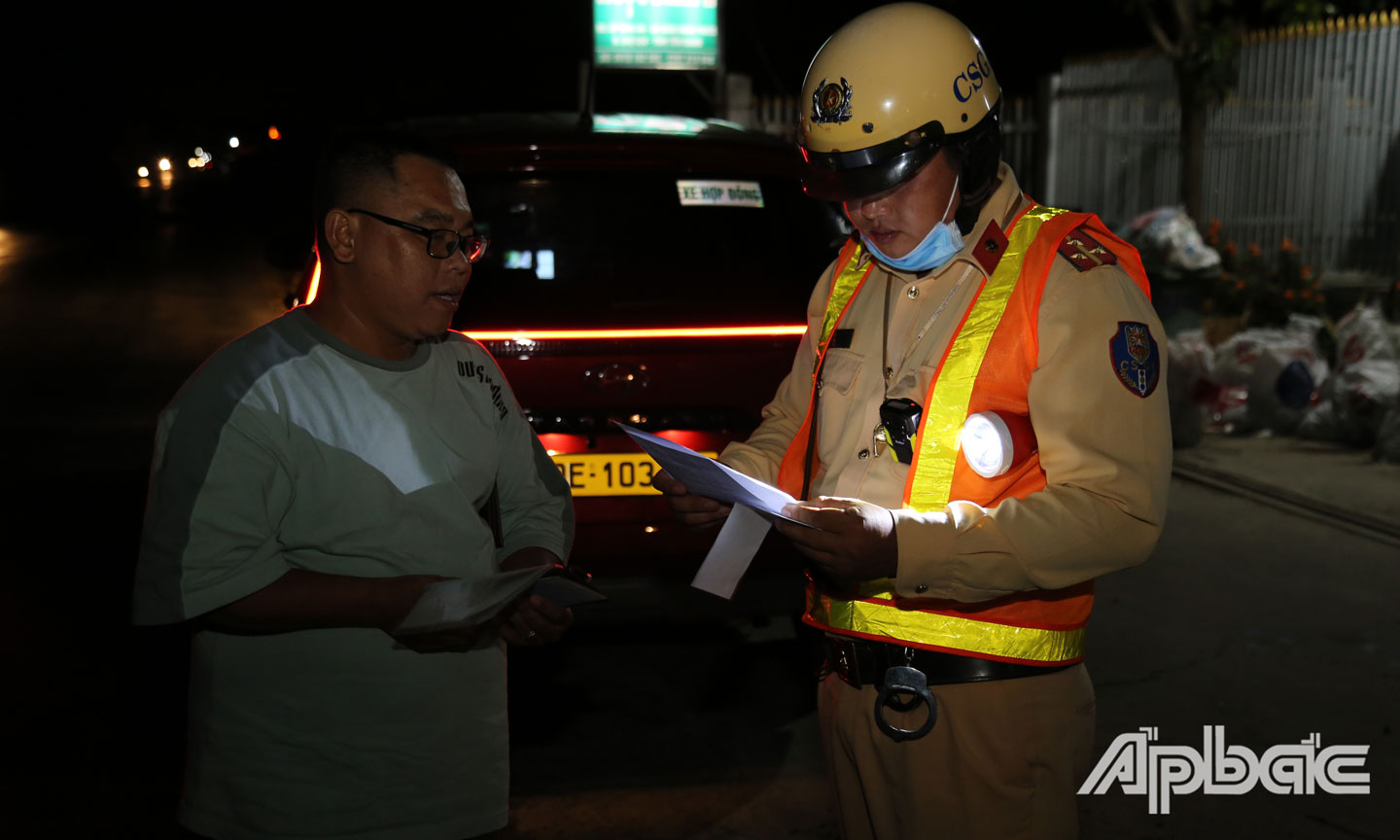 Chặn dừng kiểm tra phương tiện ô tô.