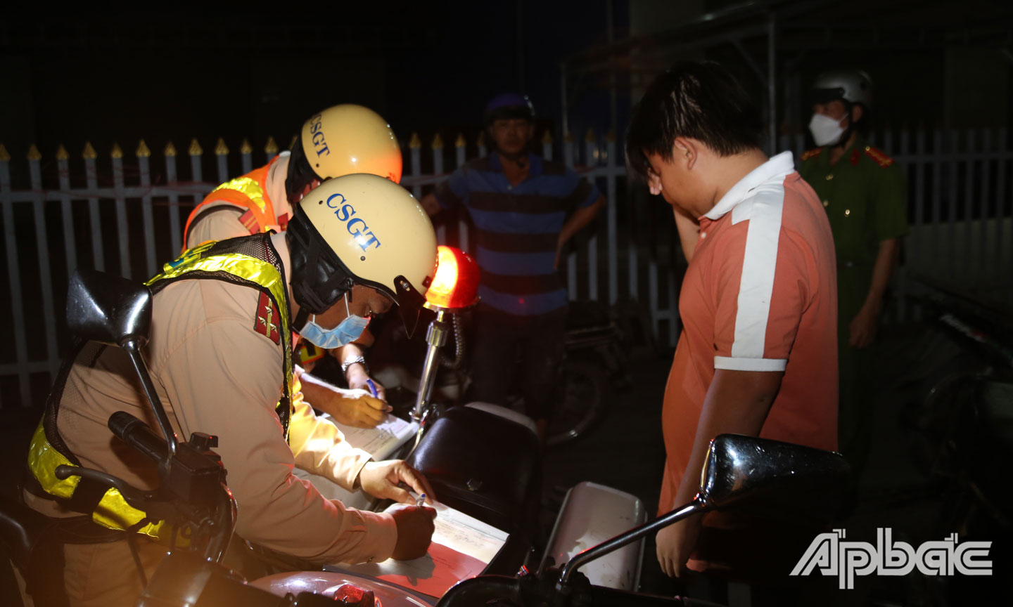 Lập biên bản tạm giữ 1 trường hợp chưa đủ tuổi điều khiển xe máy.