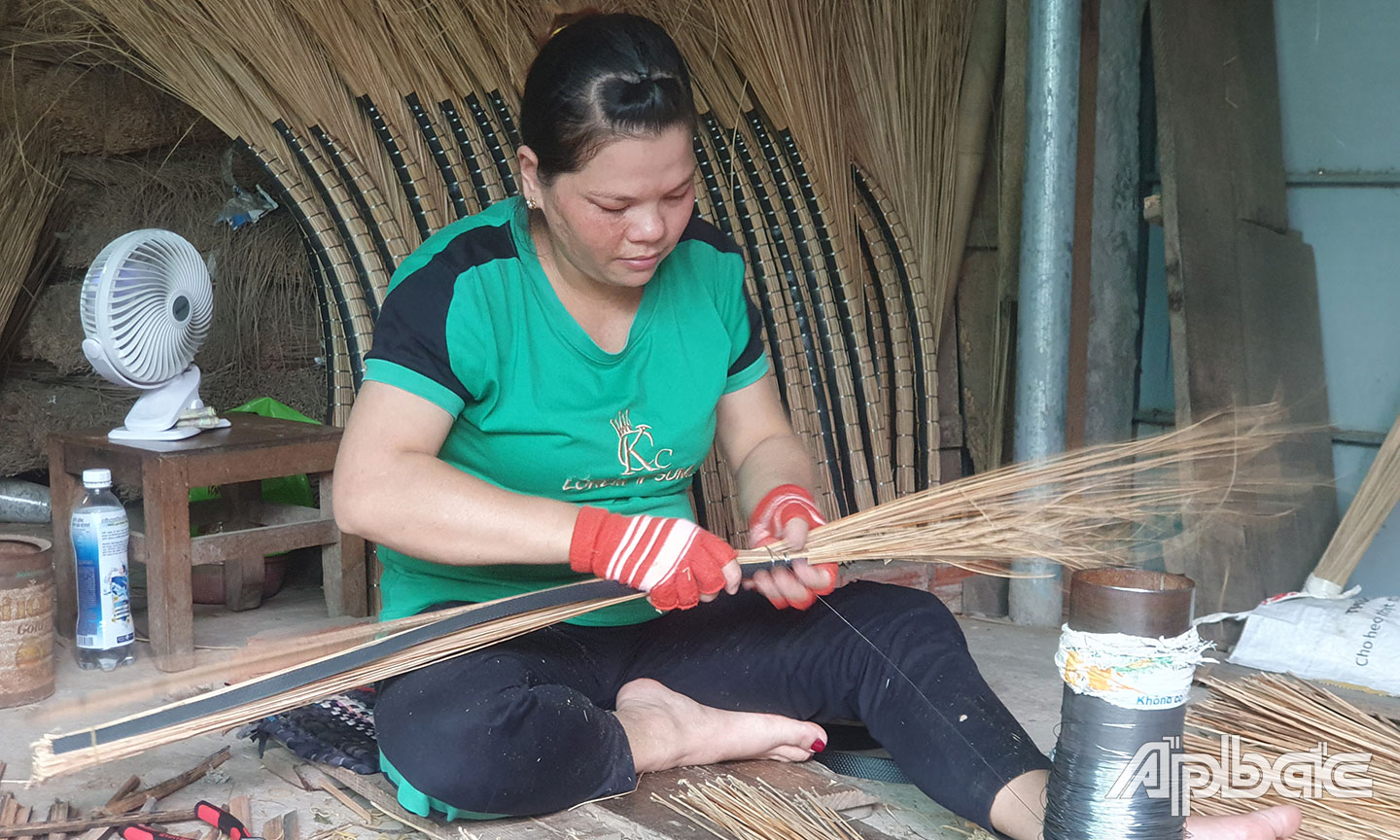 Nghề bó chổi bằng que lá dừa gắn bó với bà con xã Vĩnh Hựu trong suốt nửa thế kỷ qua.