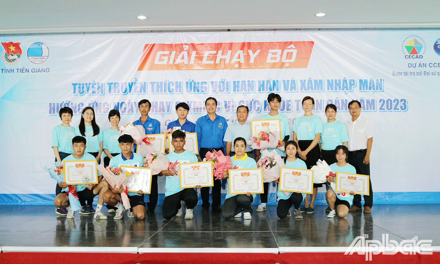 Ban tổ chức trao giải cho các cá nhân, tập thể đạt thành tích