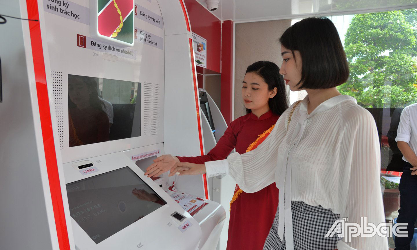 Ngành Ngân hàng tập trung thực hiện chuyển đổi số để hỗ trợ người dân và doanh nghiệp.