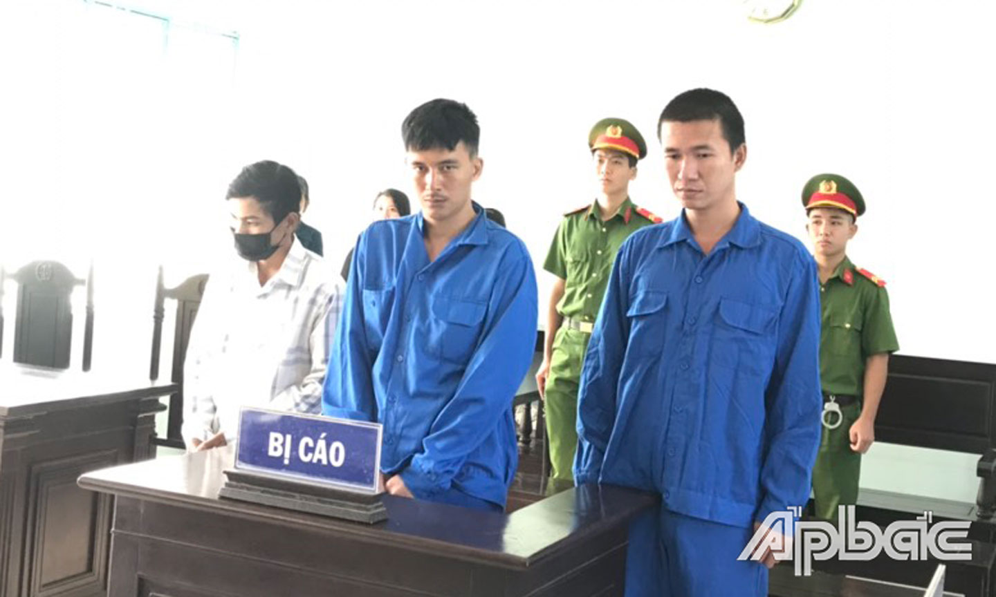 Các bị cáo tại hội đồng xét xử.