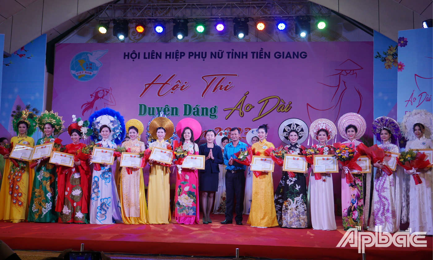 Ban Tổ chức trao giải Nhất, Nhì, Ba, Khuyến khích cho các đơn vị đoạt giải