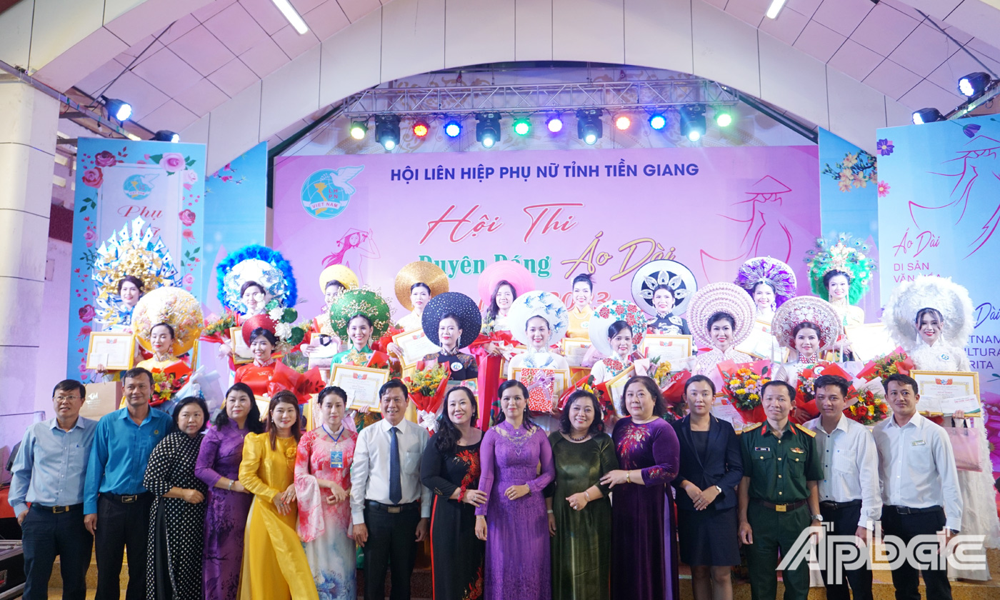 Ban Tổ chức chụp hình lưu niệm cùng với các thí sinh dự thi