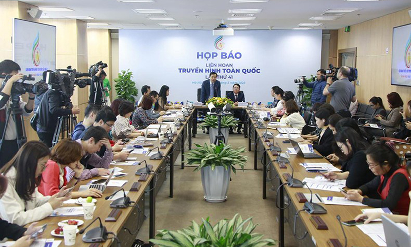 Toàn cảnh họp báo.
