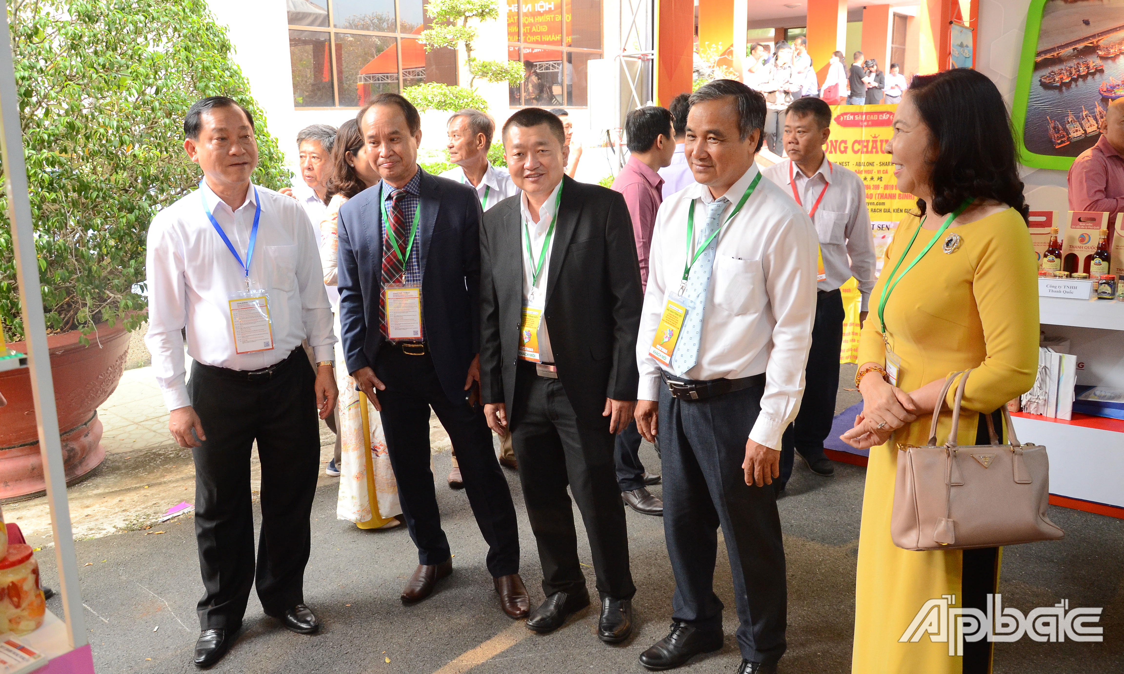 Chủ tịch UBND tỉnh Tiền Giang Nguyễn Văn Vĩnh tham quan khu trưng bày sản phẩm đặc trưng của tỉnh.