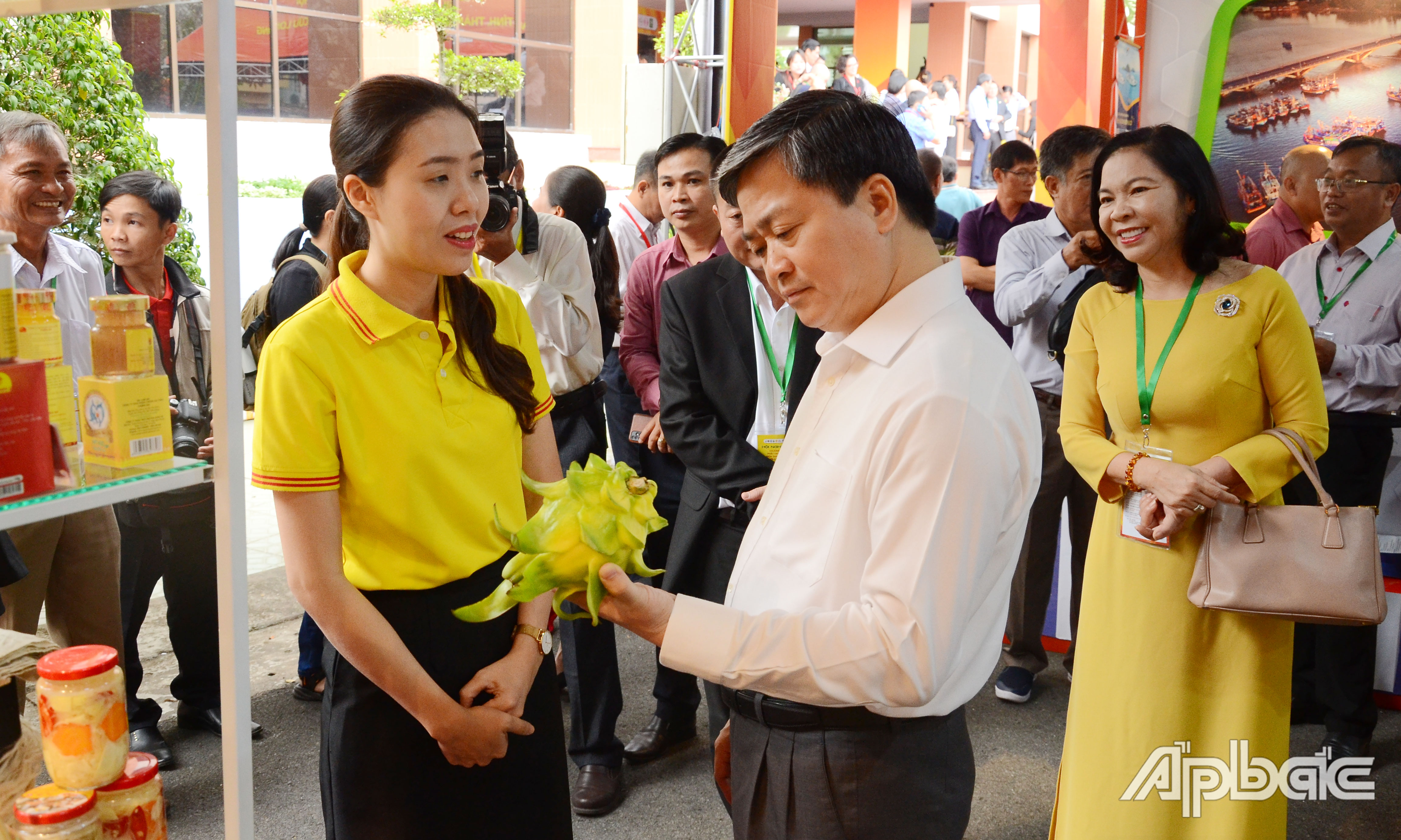 Các đại biểu tìm hiểu về các sản phẩm của tỉnh Tiền Giang.