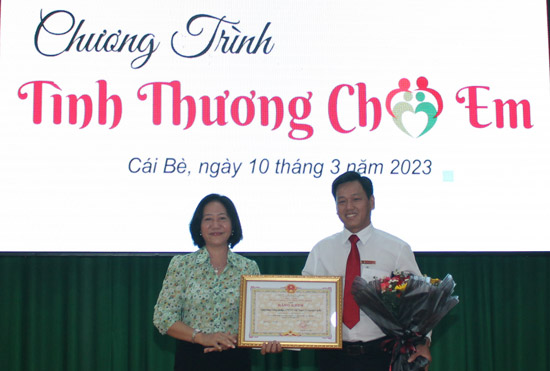 Bà Phạm Thị Tại, Ủy viên Ban Thường vụ Huyện ủy, Phó Chủ tịch Thường trực UBND huyện Cái Bè trao bằng khen của UBND tỉnh cho đại diện người lao động Agribank huyện Cái Bè, ông Nguyễn Việt Trường, Phó Giám đốc.