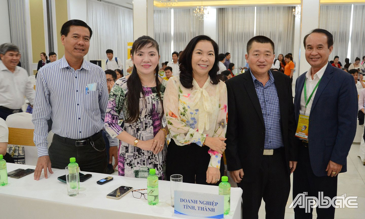 Đồng chí Lưu Văn Phi (phải) cùng các doanh nghiệp Tiền Giang tại Hội nghị tổng kết Chương trình hợp tác phát triển kinh tế - xã hội giữa TP. Hồ Chí Minh và các tỉnh, thành phố vùng Đồng bằng sông Cửu Long diễn ra vào ngày 11-3 tại tỉnh Bến Tre. Ảnh: MINH THÀNH