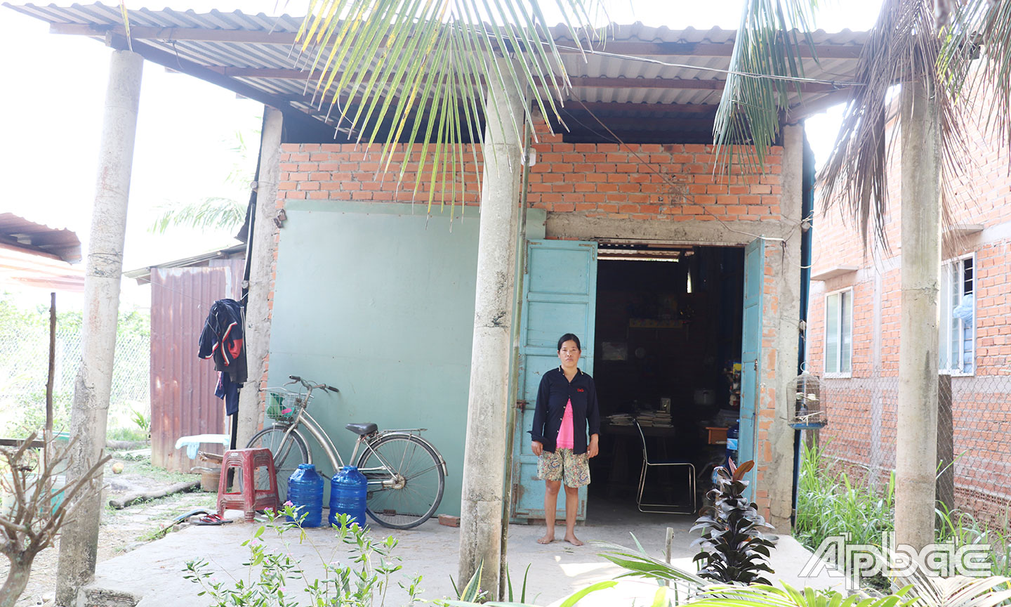 Chị Phụng bên căn nhà đang xuống cấp.