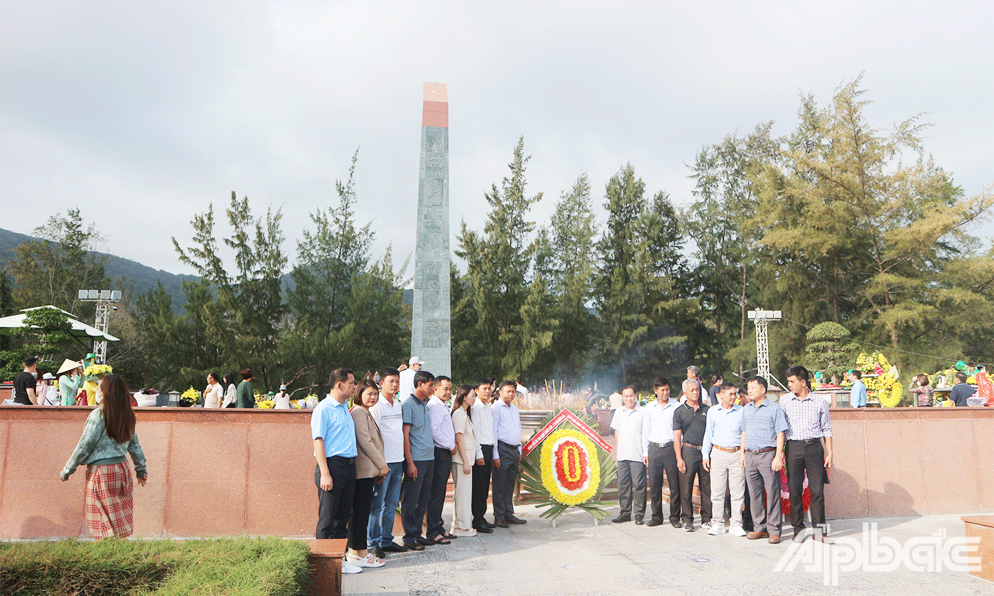 Đoàn du khách đến viếng Nghĩa trang Hàng Dương