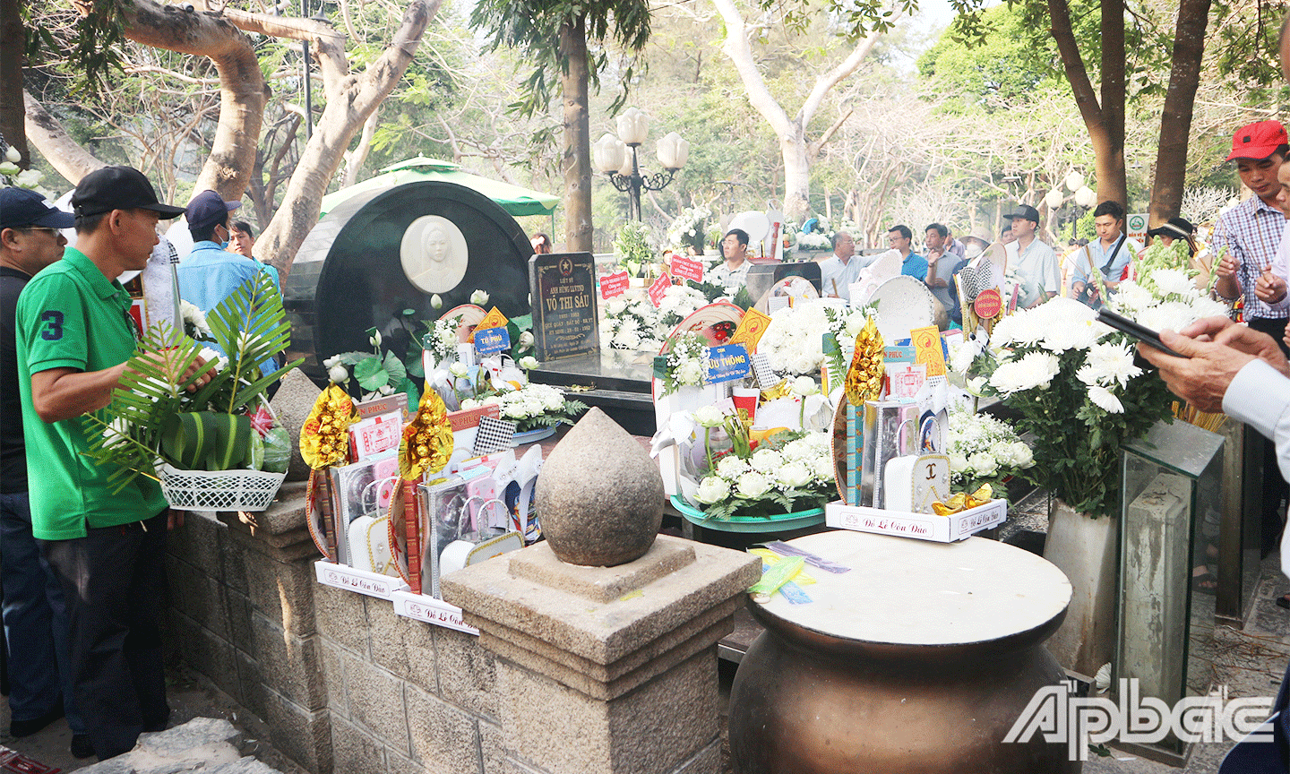 Du khách đến viếng mộ chị Võ Thị Sáu (tại khu B Nghĩa trang Hàng Dương)