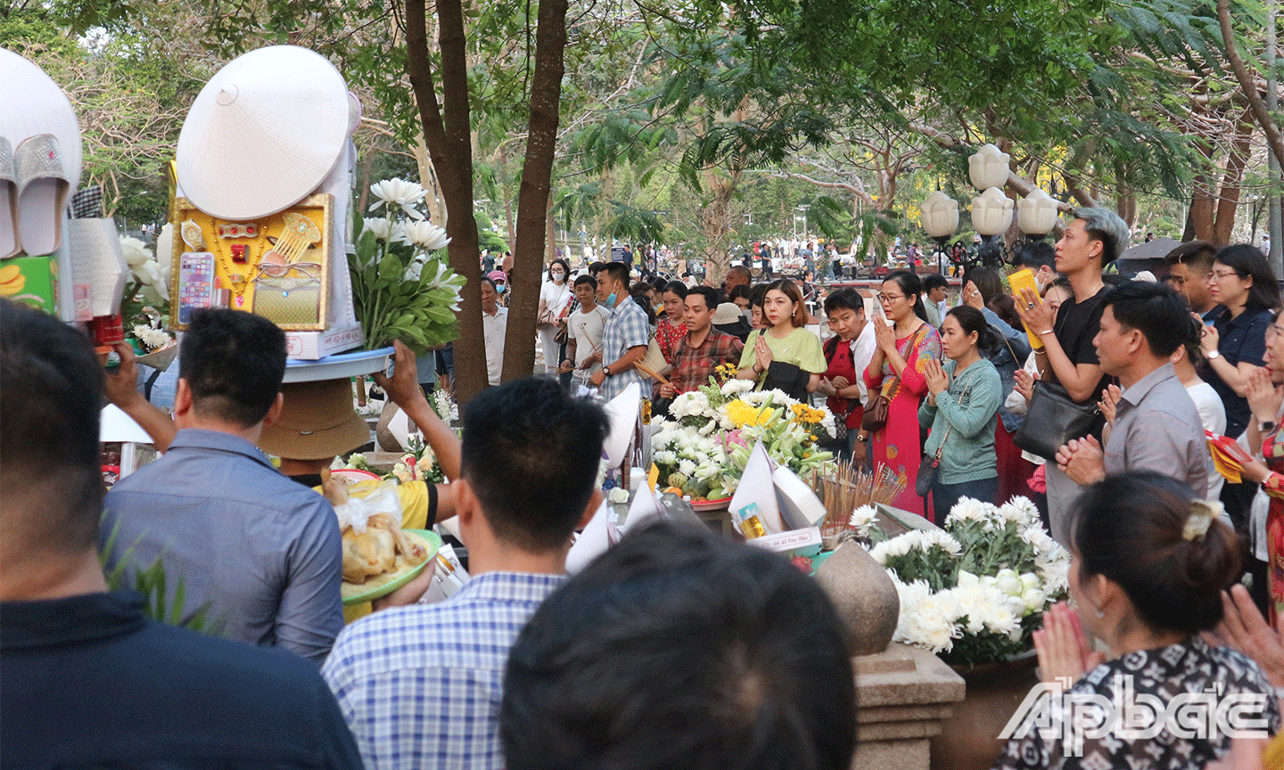 Mộ của chị Võ Thị Sáu lúc nào cũng đông người đến thăm viếng. Dòng người thành kính dâng lên những đoá hoa trắng tinh khôi để tưởng nhớ
