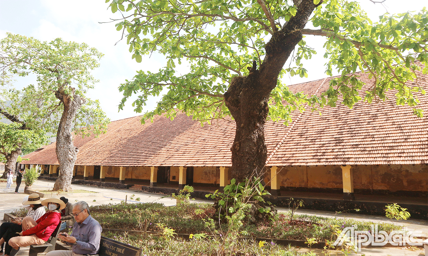 Du khách tham quan trại Phú Hải