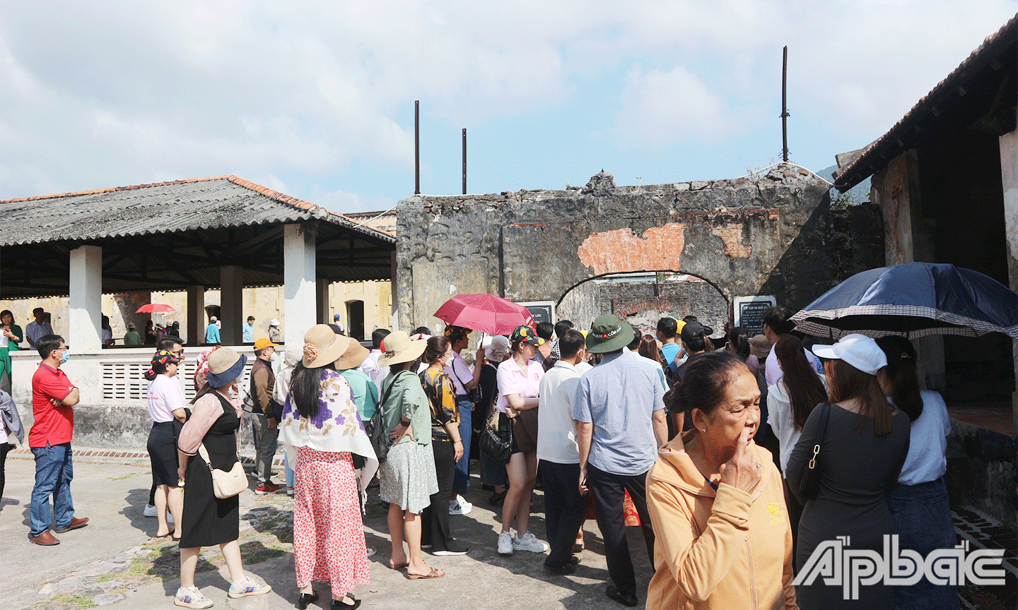 Du khách tham quan trại Phú Hải