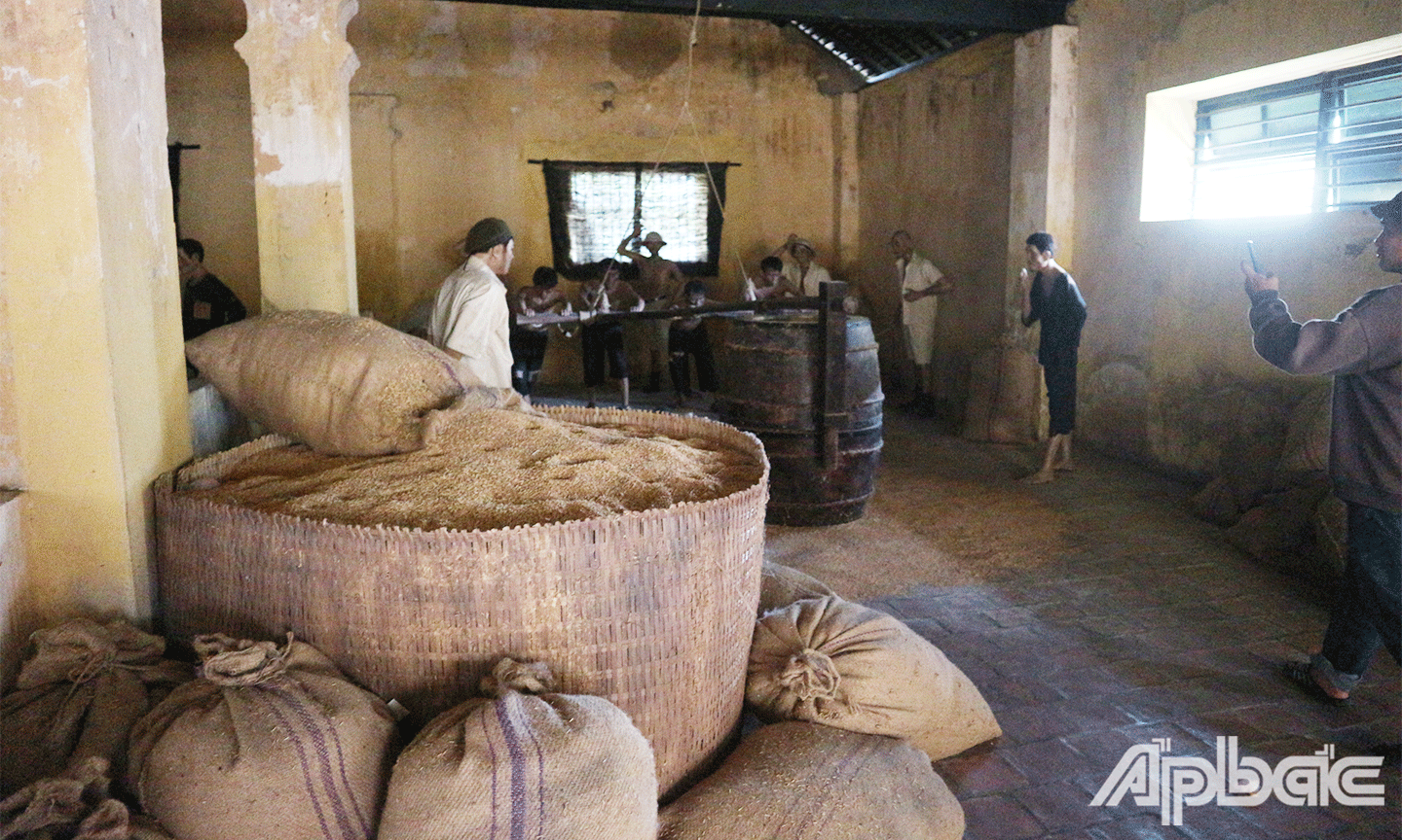 Các chiến sỹ đang làm việc tại hầm xay lúa