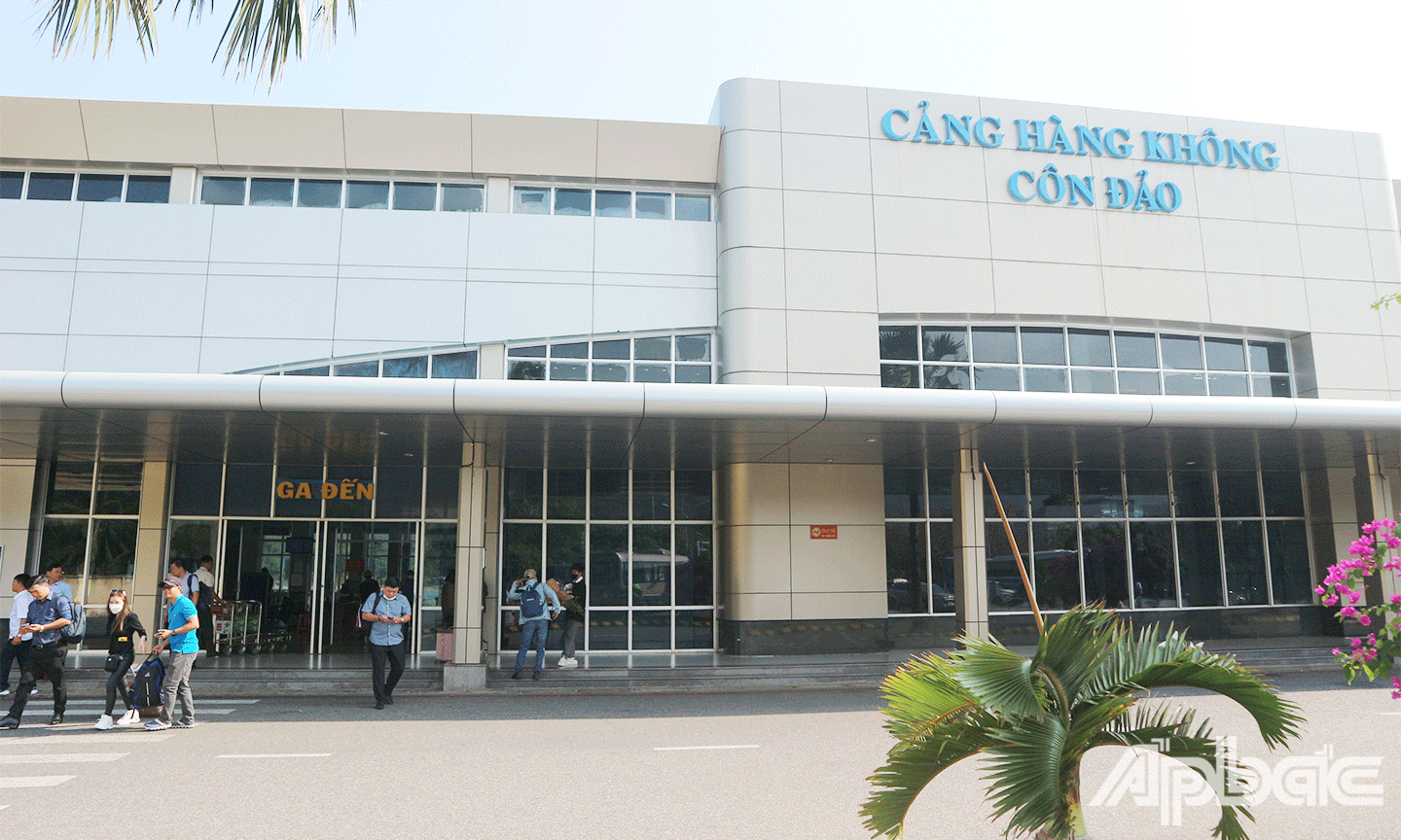 Sân bay Côn Đảo được khai thác giúp người dân đi lại từ đất liền ra Côn Đảo được nhanh chóng, thuận tiện hơn