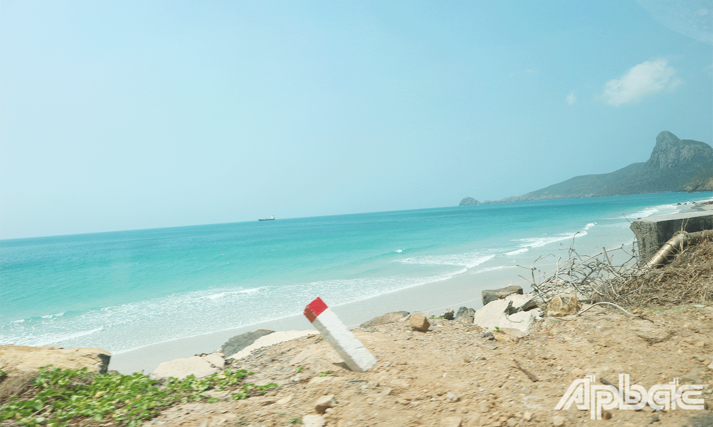 Côn Đảo với những bãi cát trắng dài phẳng mịn, nước biển một màu xanh ngắt