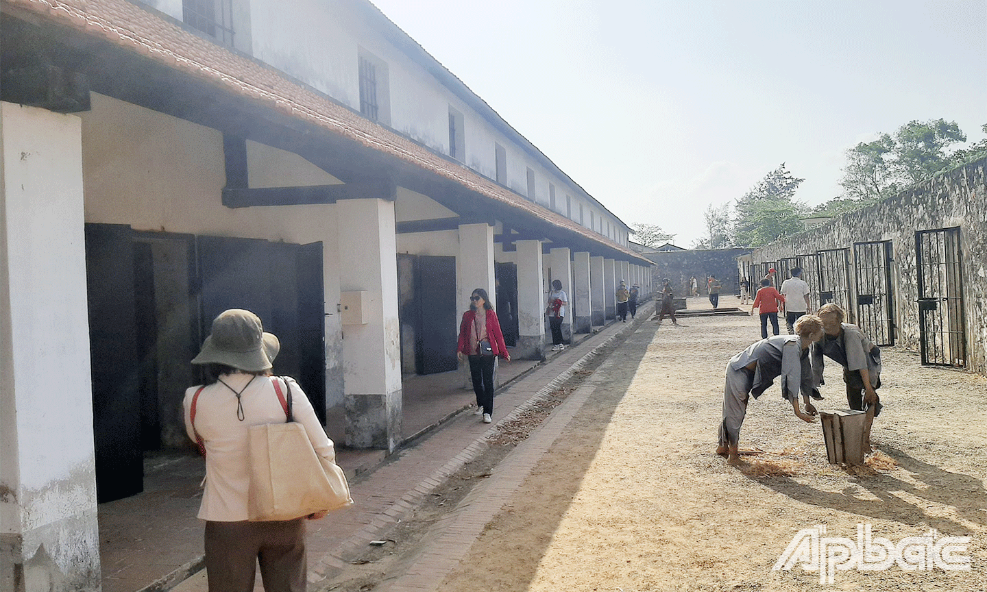 Chuồng cọp Pháp xây dựng năm 1940, gồm 120 phòng biệt giam (chia làm 2 khu, mỗi khu 60 phòng). Bên trong có song sắt kiên cố và có hành lang ở giữa dành cho cai ngục, trật tự đi lại kiểm soát, hành hạ người tù