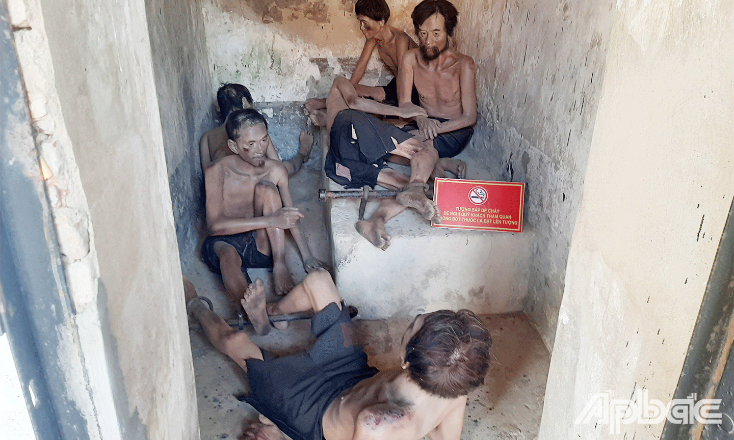 Bên trong 1 phòng giam