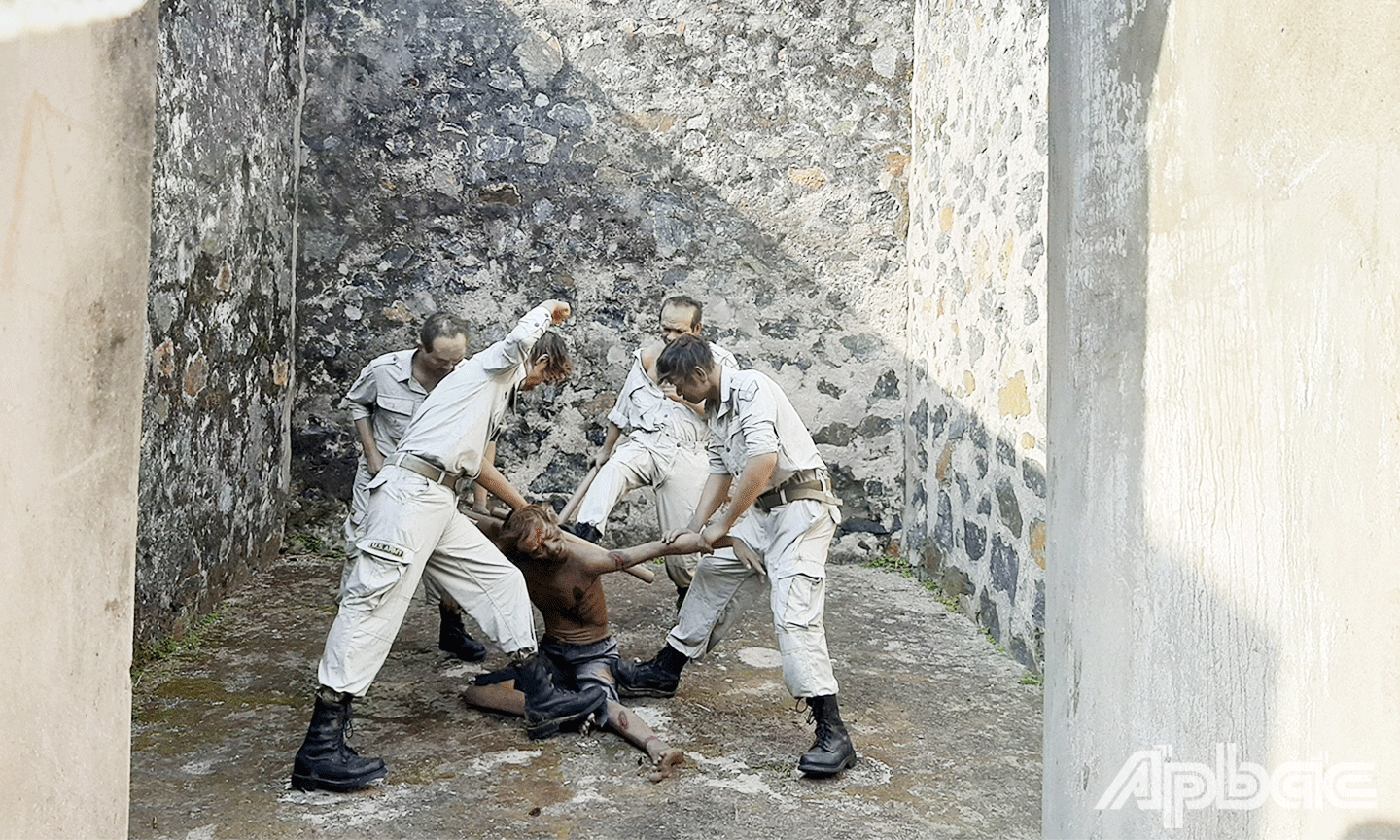 Người tù phải chịu những đòn tra tấn rất dã man, đau đớn