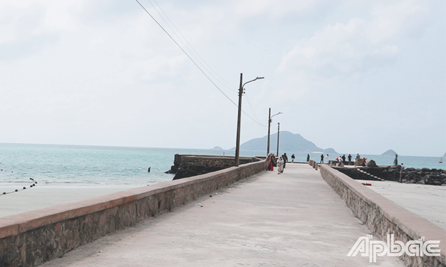 Cầu tàu lịch sử 914, nằm tại khu trung tâm bãi biển chính của thị trấn Côn Đảo. Được khởi công xây dựng từ năm 1873, đây là nơi chứng kiến nỗi cực nhục đầu tiên của những người bị đưa ra Đảo tù đày, nhiều người chỉ qua cầu có một lần rồi vĩnh viễn yên nghỉ tại Côn Đảo. Nhưng cầu tàu cũng là nơi chứng kiến những giừo phút vinh quang xúc động dịp Đảo được giải phóng. Con số 914 dượcd dặt cho cầu là do người tù nhẩm tính số người tù ngã xuống vì lao dịch, tai nạn trong quá trình khổ sai xây cầu.