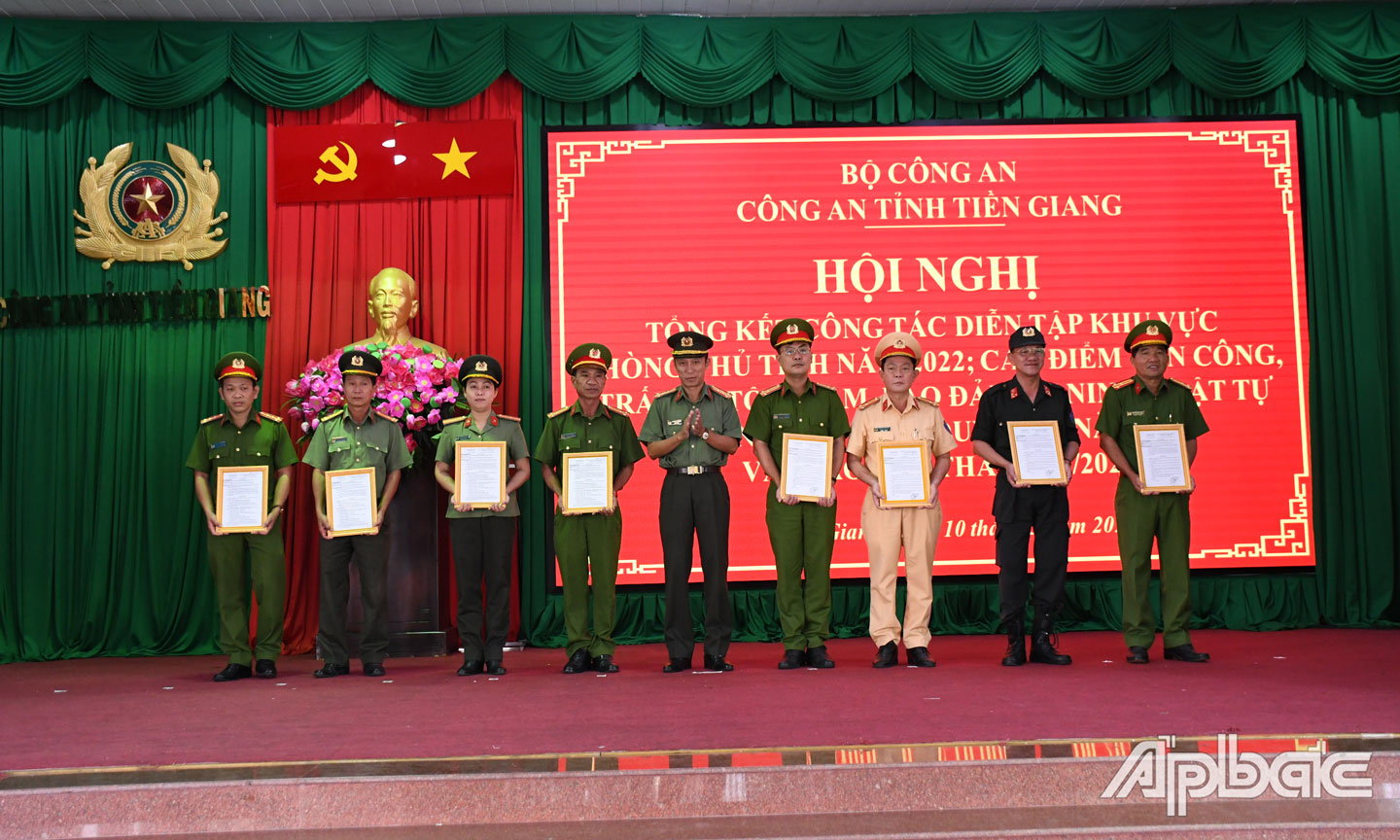 Các tập thể và cá nhận được nhận thưởng.