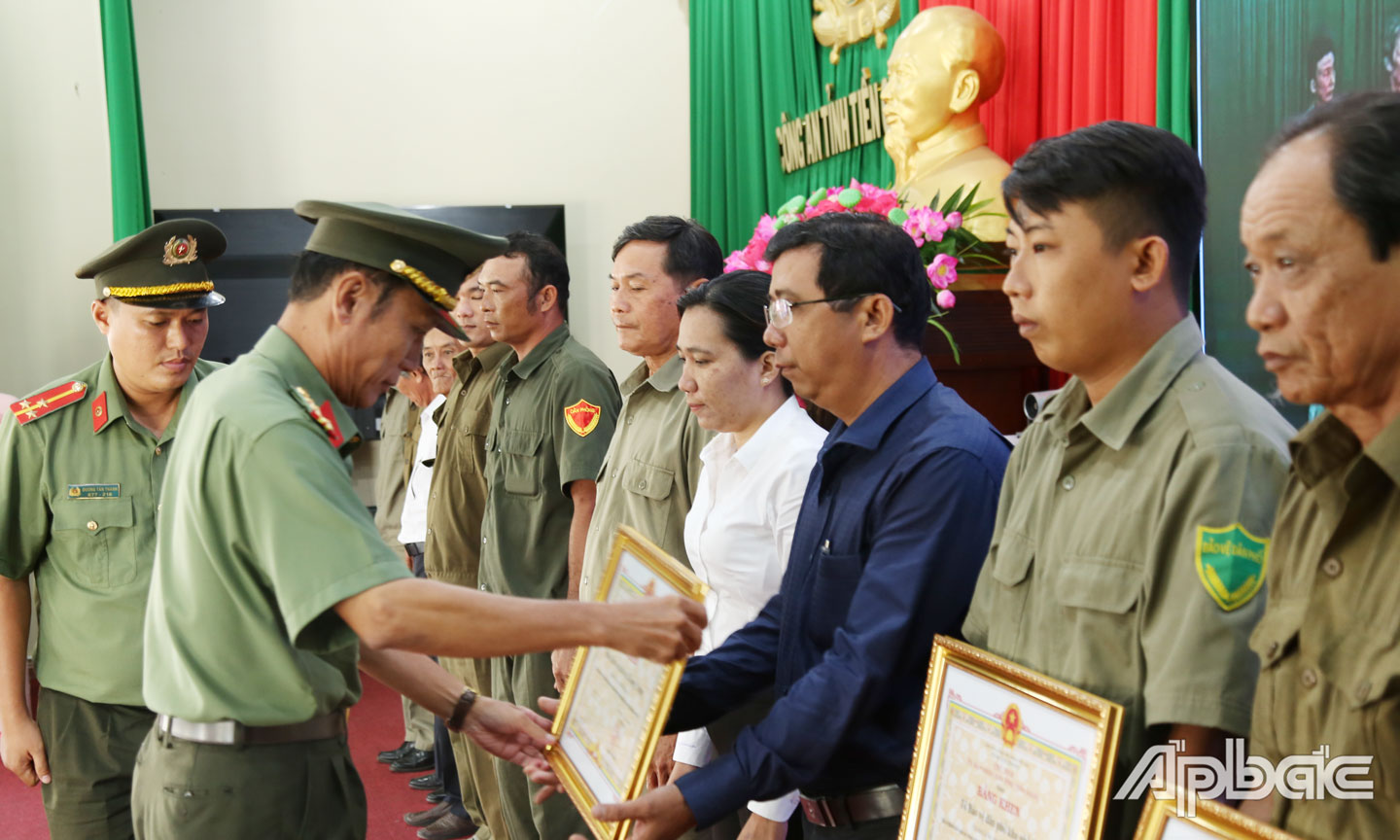 Trao bằng khen UBND tỉnh cho các tập thể và cá nhân.