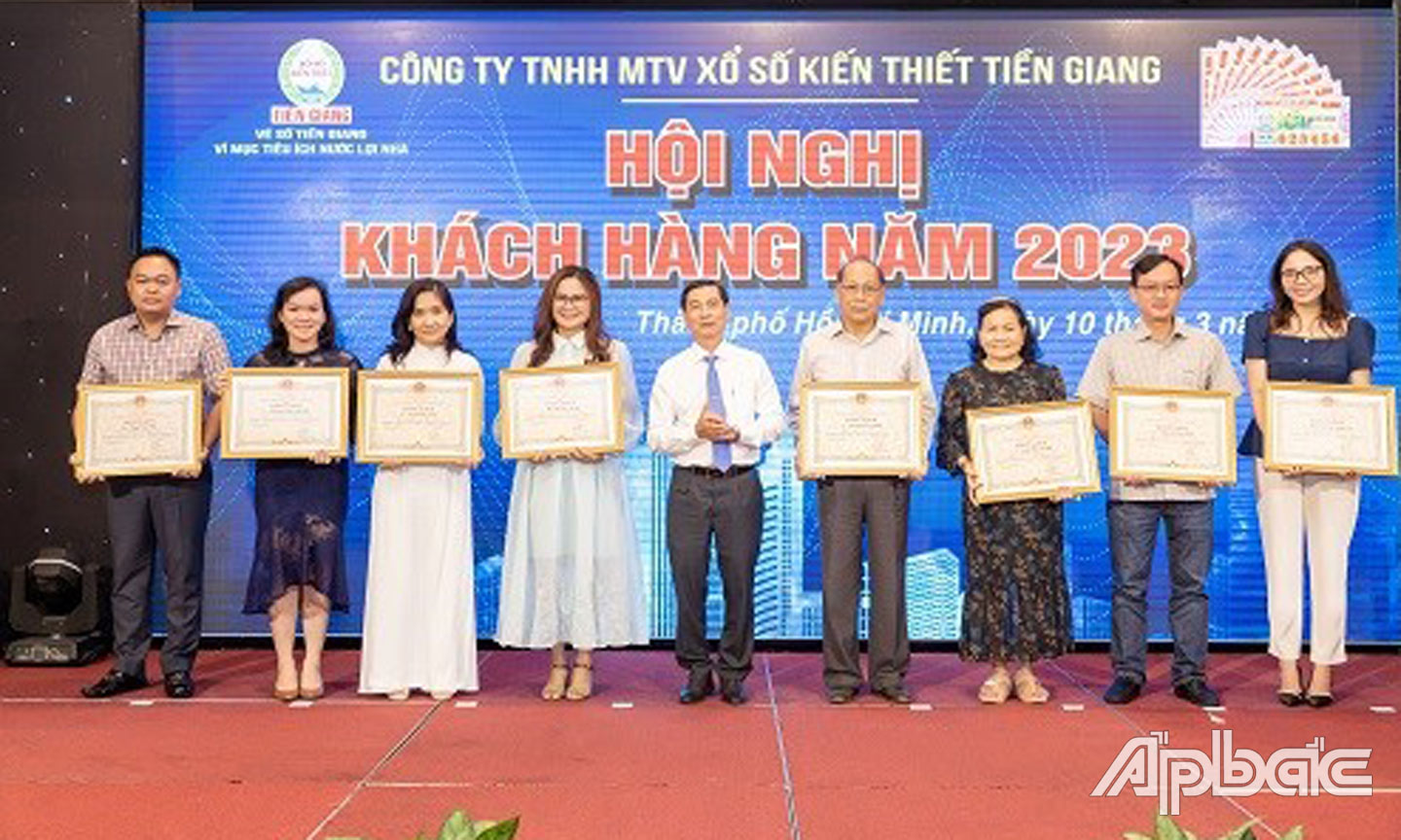 Các đại lý xuất sắc năm 2022 nhận Bằng khen của UBND tỉnh trao tặng.