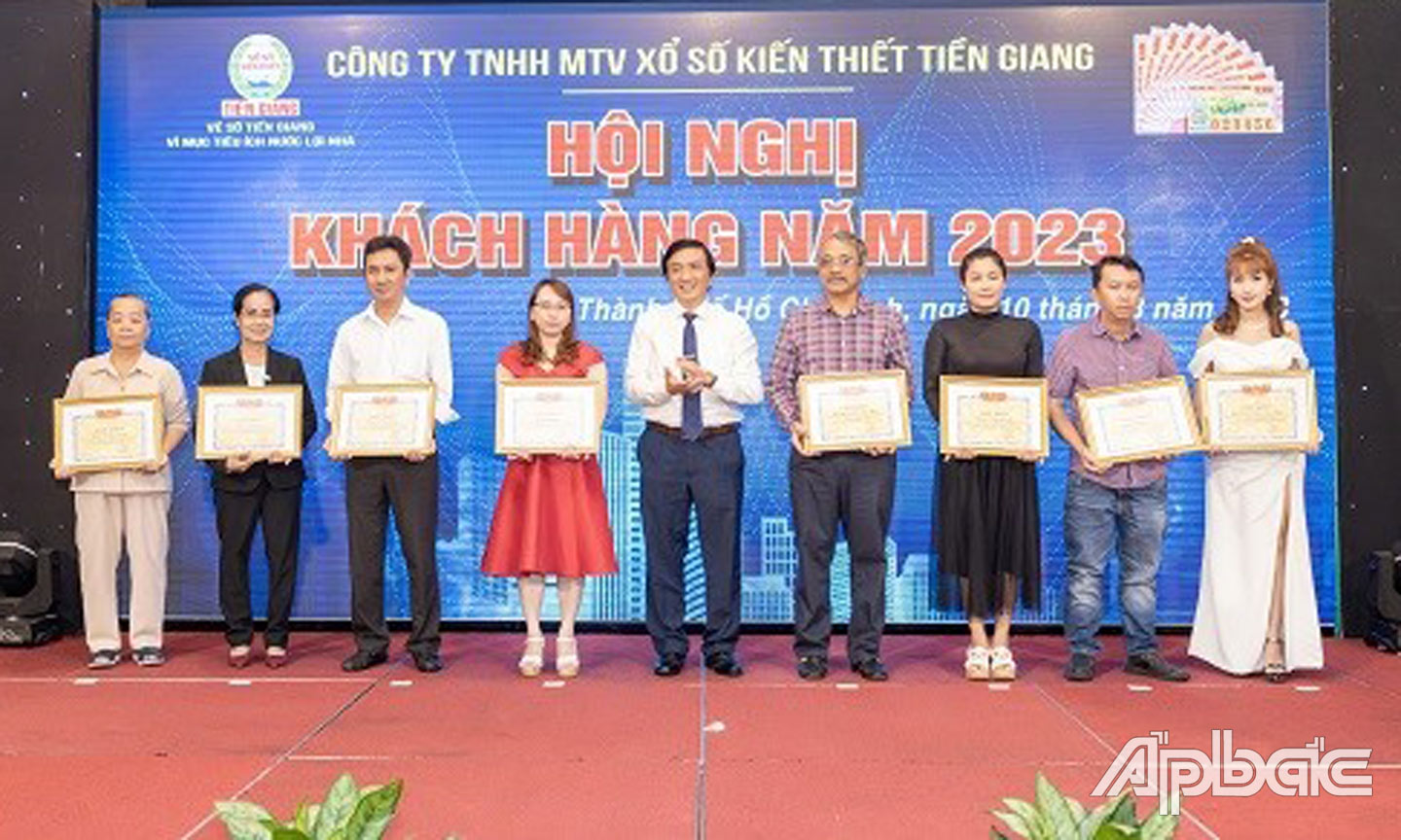 Các đại lý xuất sắc năm 2022 nhận Bằng khen của UBND tỉnh trao tặng.