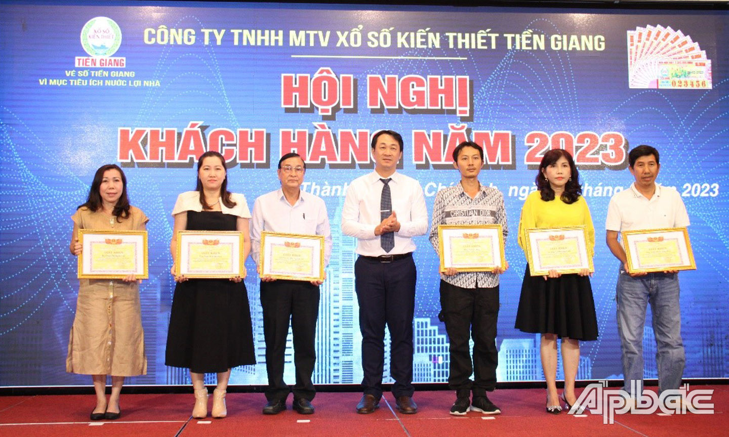 Các đại lý nhận Giấy khen của Công ty.