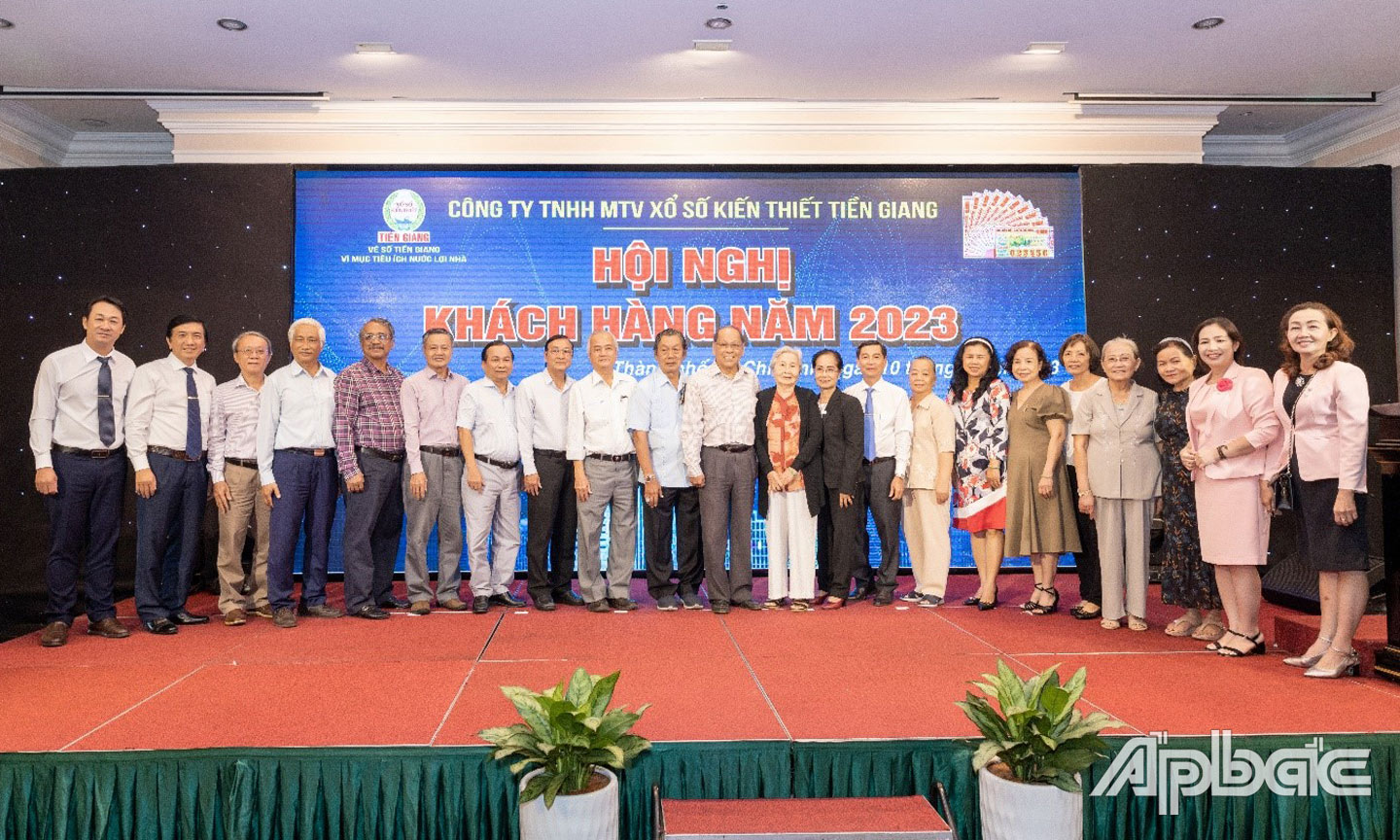 Ban lãnh đạo Công ty chụp ảnh lưu niệm cùng các đại lý vé số.