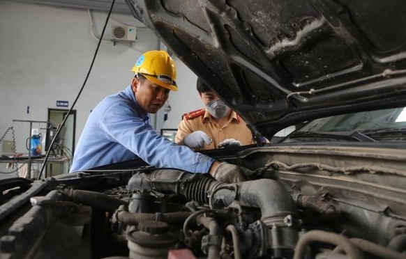 CSGT tham gia hỗ trợ kiểm định nhằm giảm tải ở các trung tâm đăng kiểm, phục vụ tốt hơn nhu cầu của người dân. Ảnh: TL.