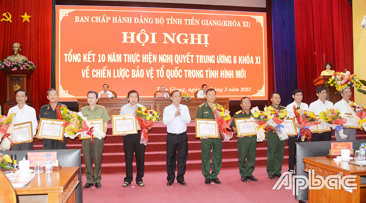 Ban Thường vụ Tỉnh ủy đã tặng Bằng khen cho 23 tập thể và 31 cá nhân đã có thành tích xuất sắc trong 10 năm thực hiện Nghị quyết Trung ương 8, khóa XI về chiến lược bảo vệ Tổ quốc trong tình hình mới.
