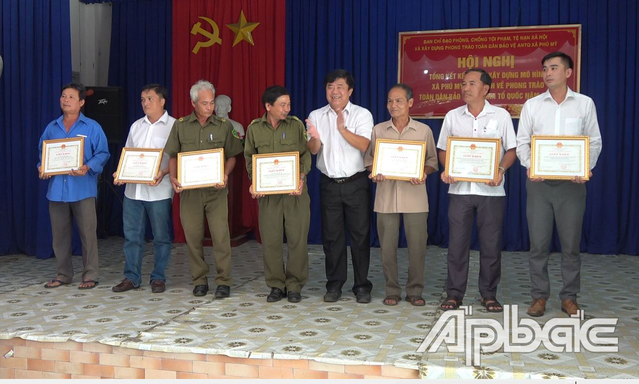 Các tập thể, cá nhân tích cực thực hiện mô hình phòng, chống tội phạm trên địa bàn xã Phú Mỹ được các cấp khen thưởng,