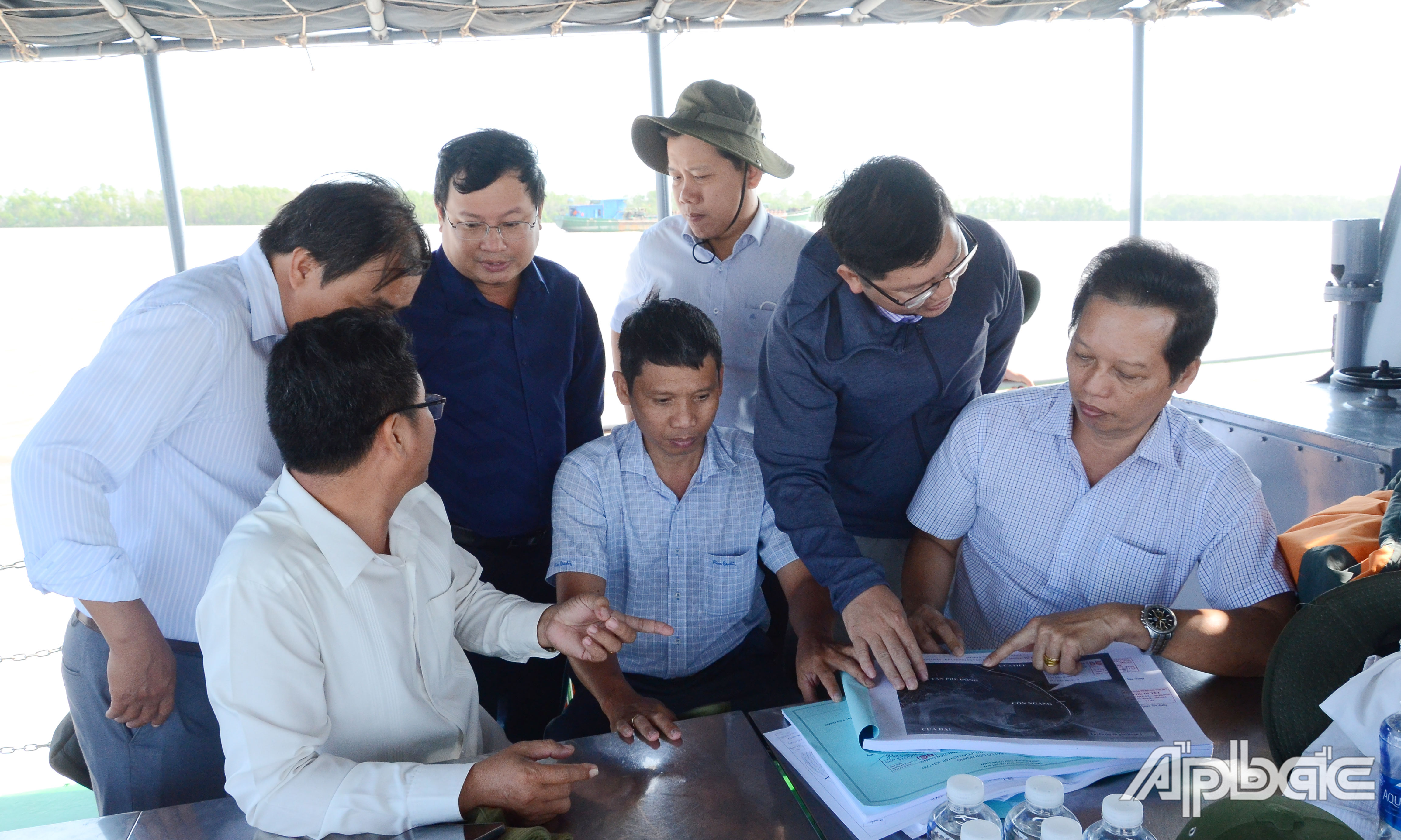 Đồng chí Nguyễn Thanh Diệu khảo sát tình hình triển khai Dự án kè chống sạt lở Cồn Ngang.