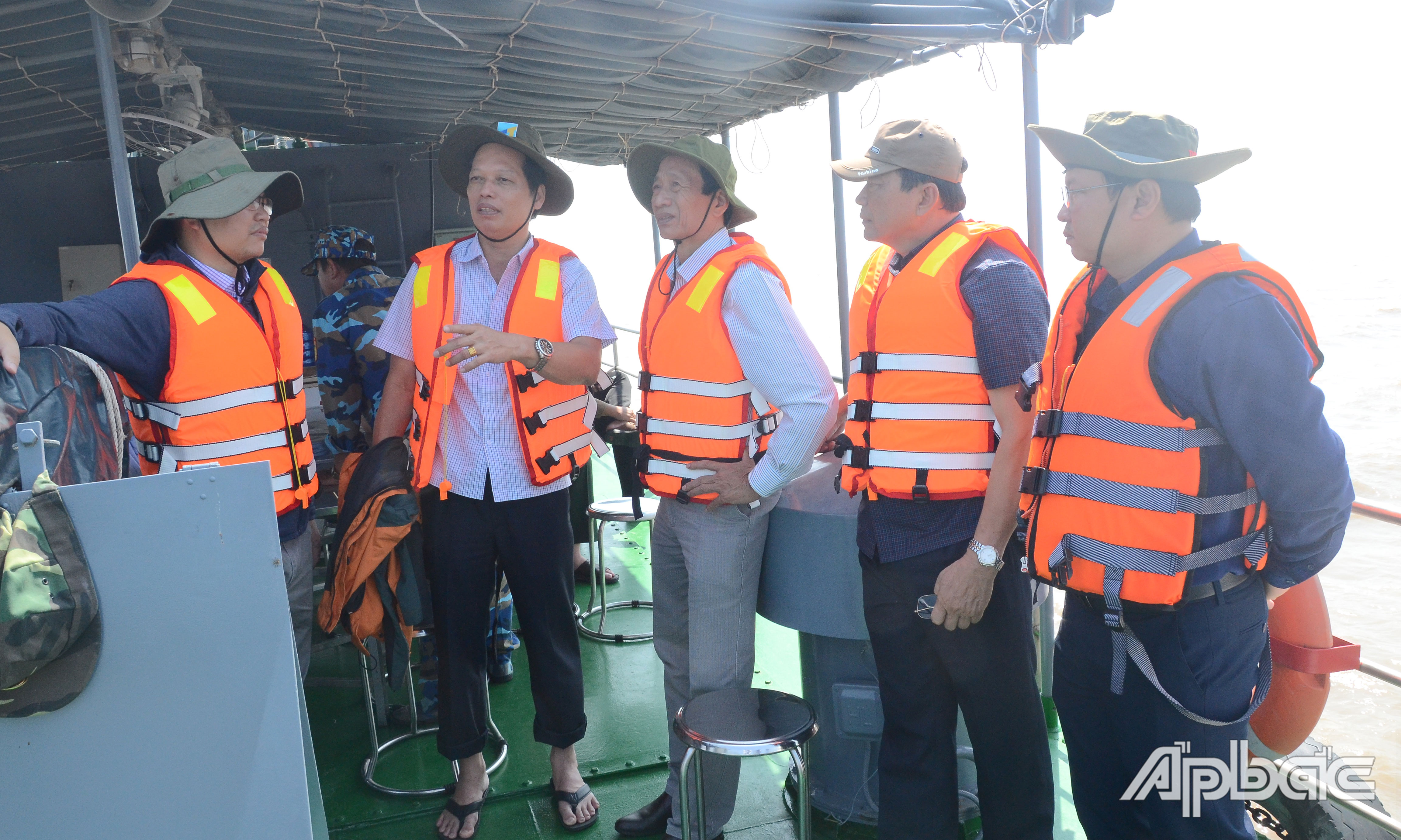 Đồng chí Nguyễn Thanh Diệu khảo sát tình hình triển khai Dự án kè chống sạt lở Cồn Ngang.