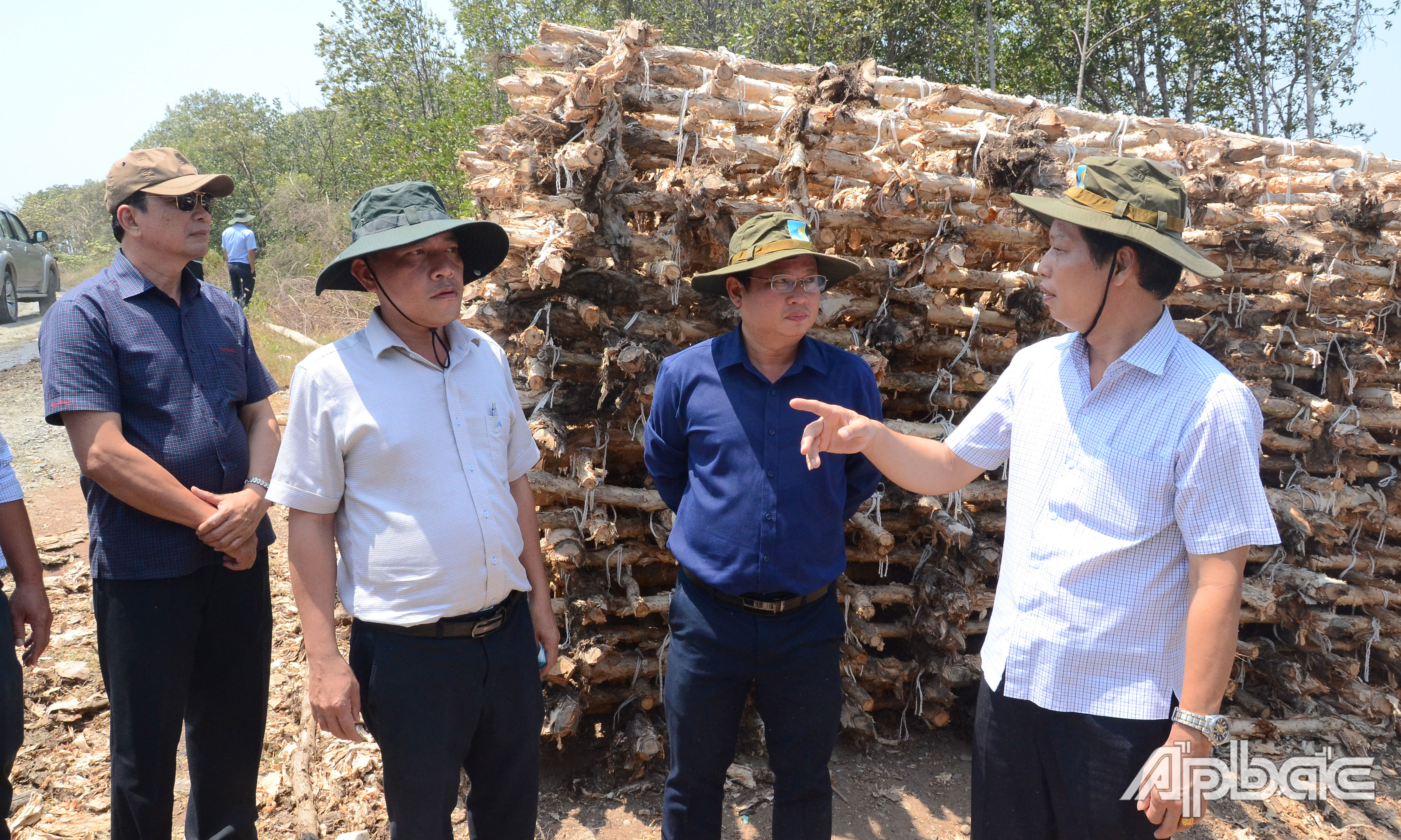 Đồng chí Nguyễn Thành Diệu khảo sát Dự án Nâng cấp đê biển Gò Công giai đoạn 2.